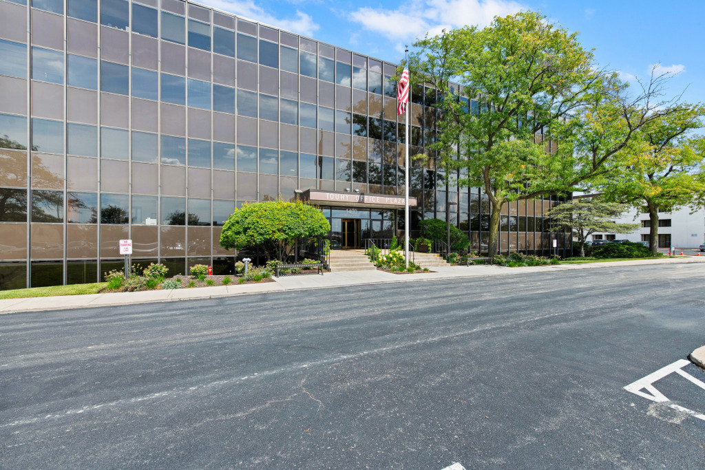 Touhy Office Plaza building photo