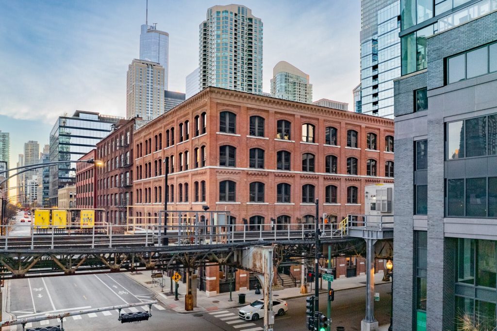 Photo of 225 W. Illinois Street building